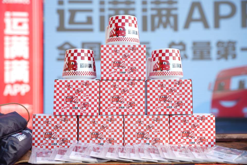 2025年流行“红白格”？清明上河园这场快闪活动出圈了